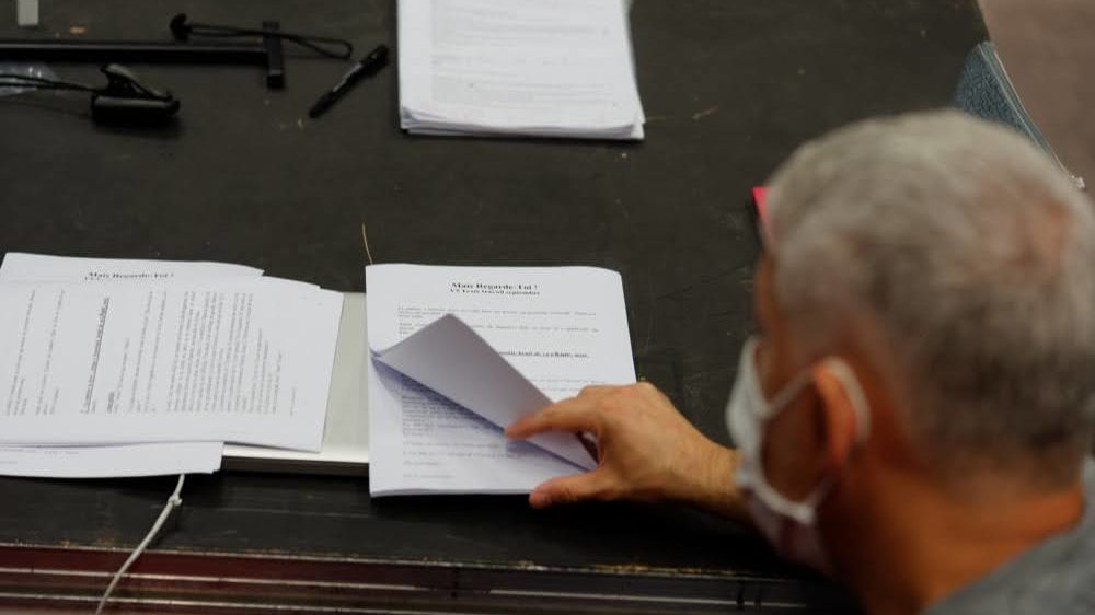 photo de répétitions Mais regarde toi par le collectif quatre ailes avec Frédéric Chevaux