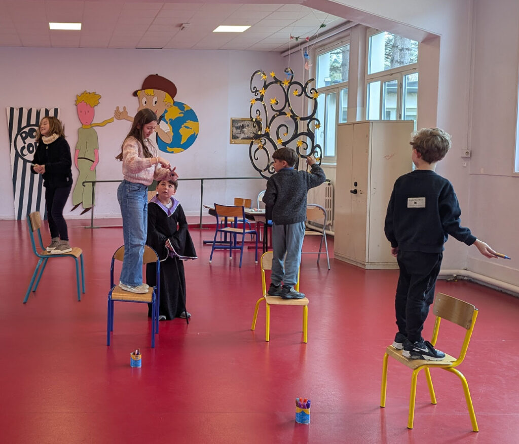 illustration de "Les émotions montent sur scène" l'atelier du Collectif Quatre Ailes autour du spectacle Okilélé.